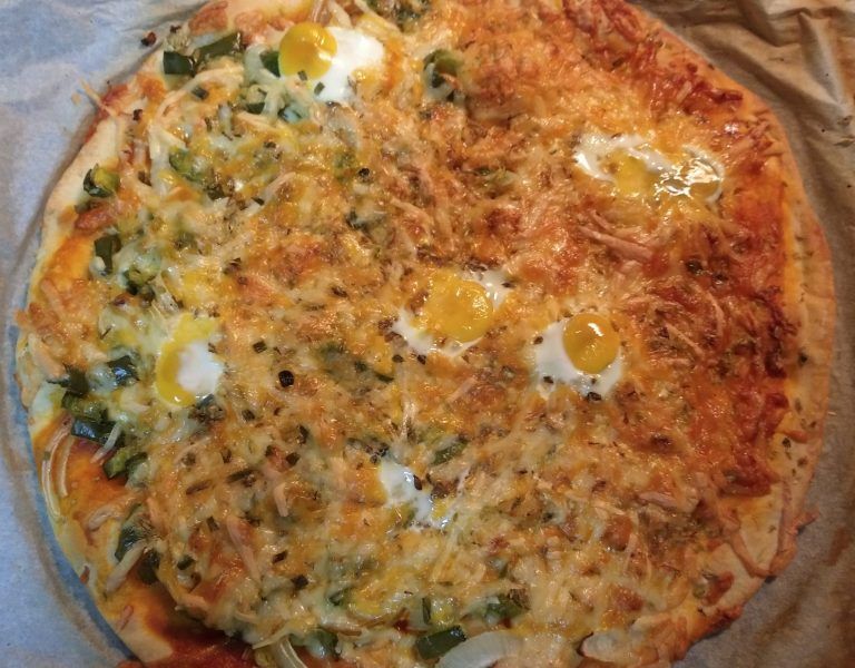 Pizza original con huevos de codorniz