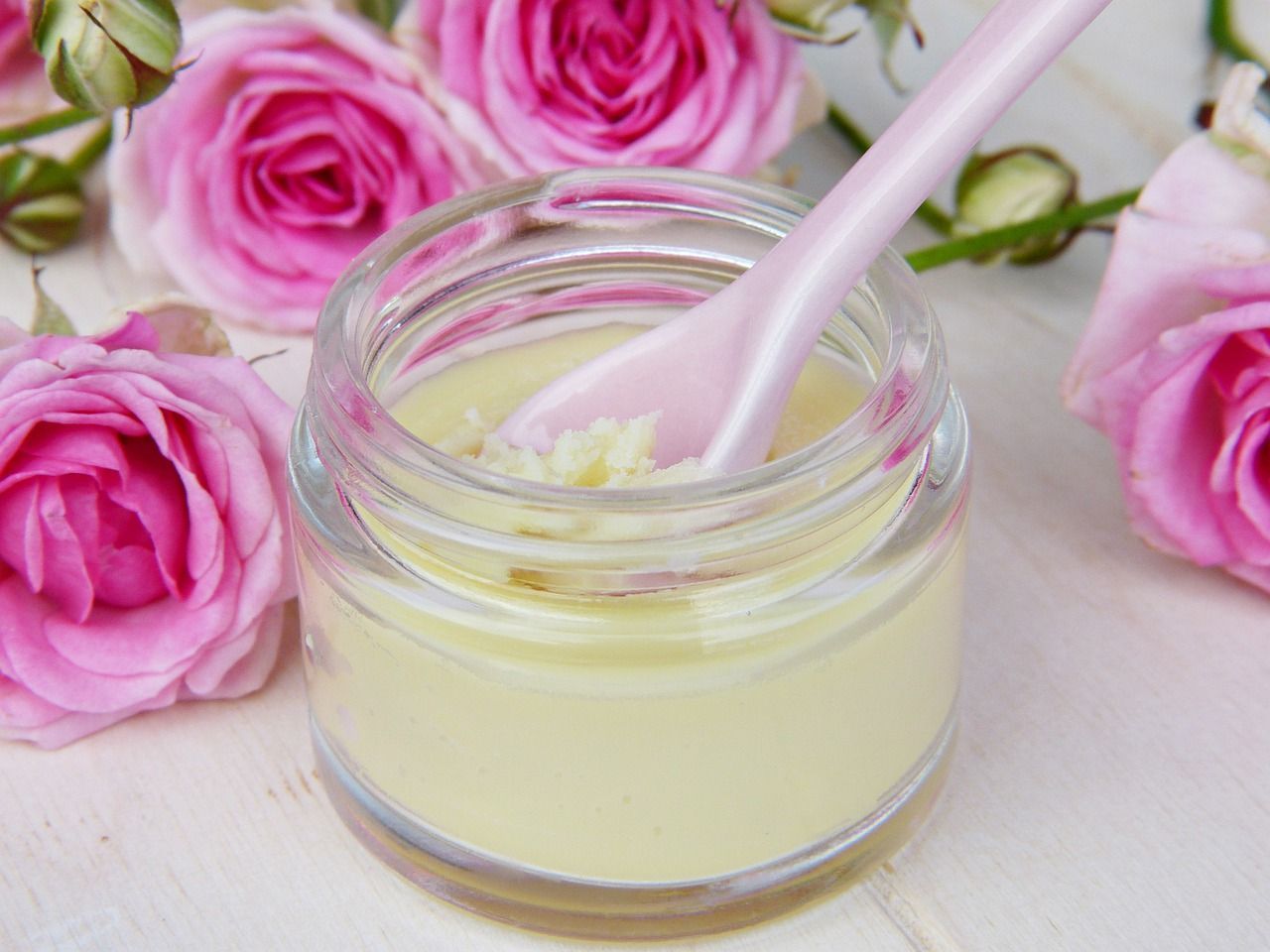Balsamo labial - Prepara esta estupenda pomada de rosas para cuidar tus labios esta primavera.