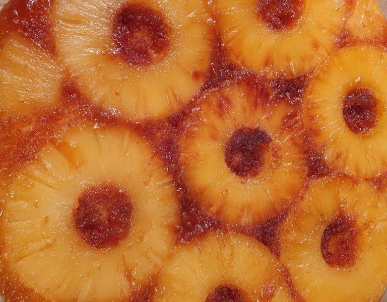 Bizcocho de piña en cazuela.