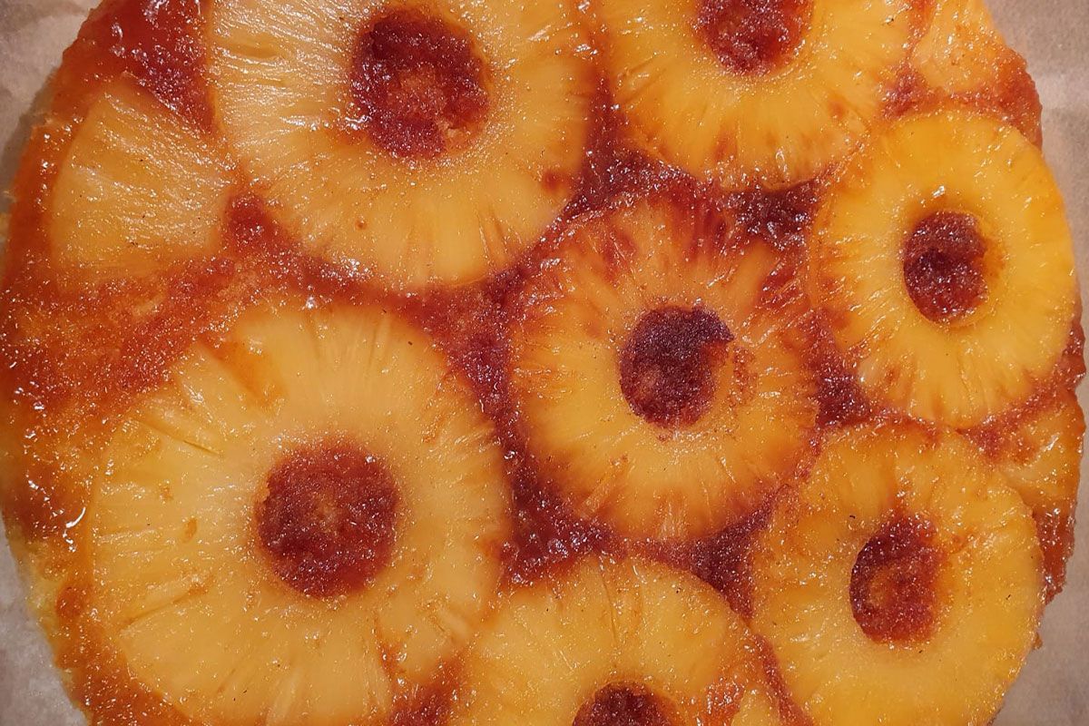 Bizcocho de piña en cazuela.